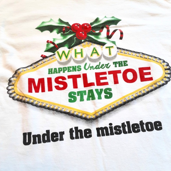 Christmas Cotton Graphic Tee Vegas "What Happens Under the Mistletoe..." Sz S - Picture 2 of 7